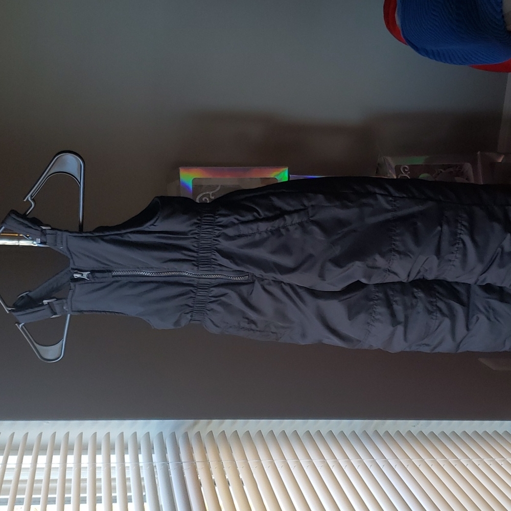 Boys snow suit jumper size 4 black